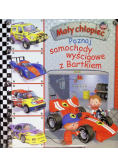 Mały chłopiec Poznaj samochody wyścigowe z Bartkiem