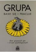 Grupa bawi się i pracuje