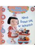 Mała dziewczynka Nina bawi się w lekarza