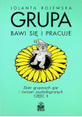 Grupa bawi się i pracuje