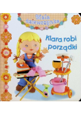 Mała dziewczynka Klara robi porządki