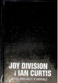 Joy Division i Ian Curtis przejmujący z oddali