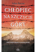 Chłopiec na szczycie góry