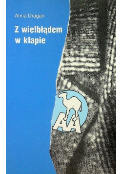 Z wielbłądem w klapie